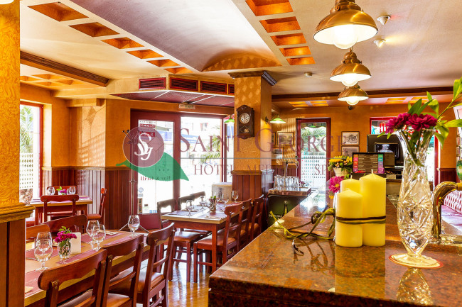 Сезонни специалитети и вкусна кухня в уютния The Pub на хотел Свети Георги, Поморие – място, което си заслужава да се посети.