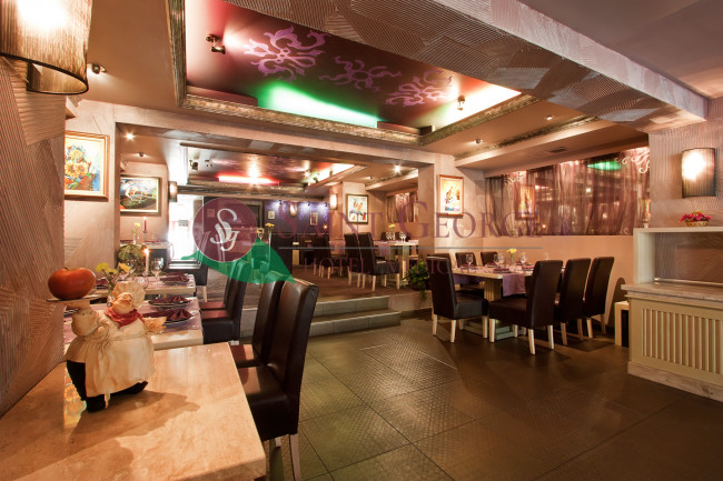 Основен ресторант The Bar & Grill в хотел Свети Георги, Поморие – елегантна обстановка и отлична кухня.