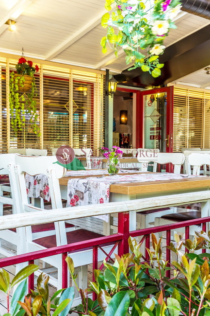 Свежа лятна атмосфера на верандата на The Bar & Grill.