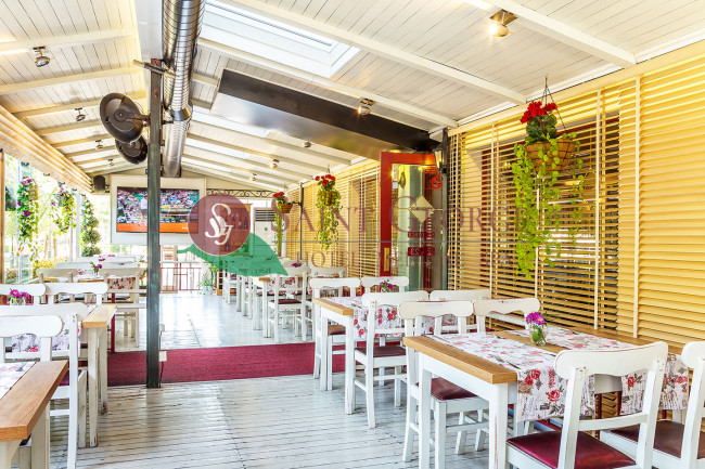 The Bar & Grill веранда в италиански стил с изгледа към парка от хотел Свети Георги, Поморие.